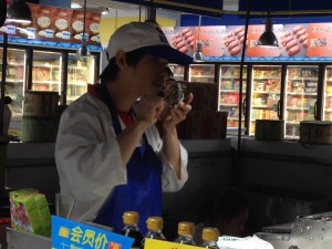 上海蟹を結ぶ店員さん